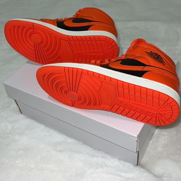 New, Air Jordan 1 Mid SE - Picture 9 of 11